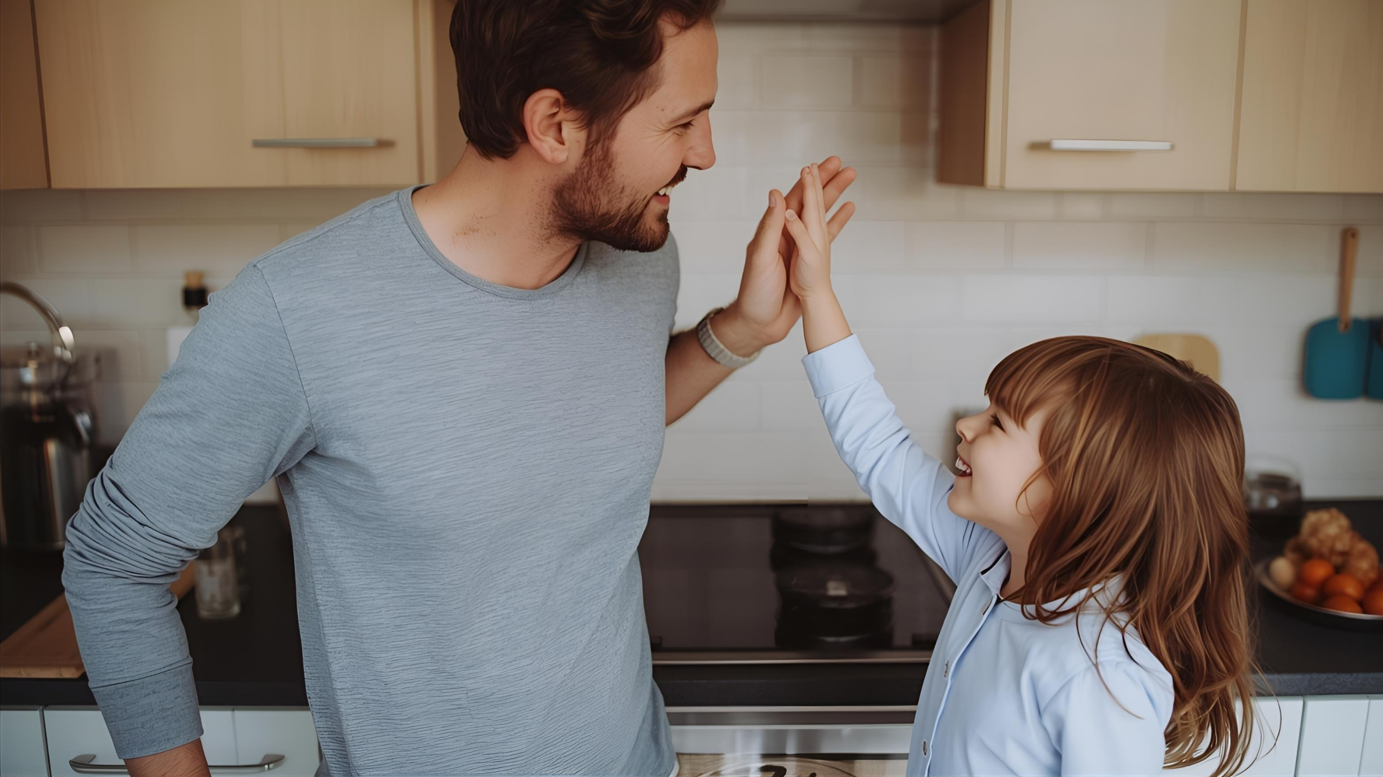 Vater und Kind geben sich ein High Five